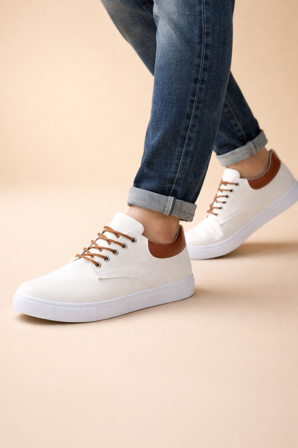 Men's brown canvas sneakers with breathable low-top upper