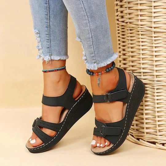 Women's walking sandals with adjustable twin straps and flat footbed